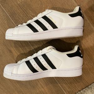 Women’s size 7 Adidas superstar